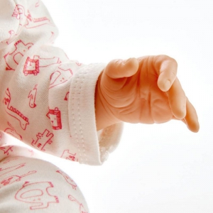 赤ちゃん人形のリアルな手